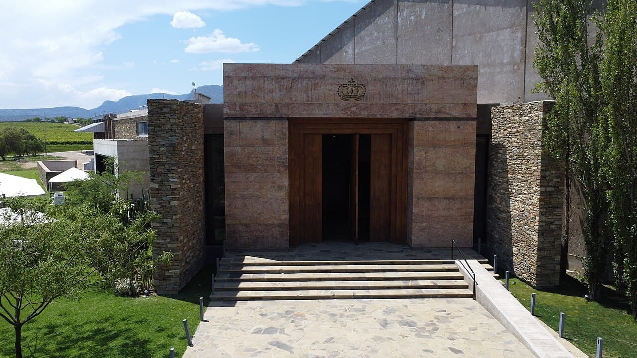 Entrada a la destilería de singani Casa Real en el valle de Santa Ana