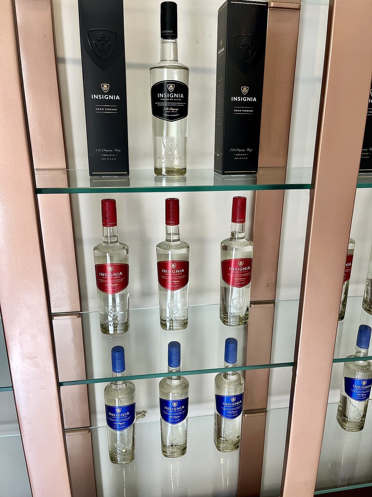 Botellas de Singani Insignia de Bodegas Aranjuez con sus tres etiquetas